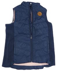 Tmavomodrá šusťáková zteplená vesta s nášivkou Yigga