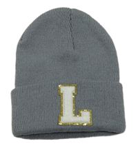 Šedá čepice s písmenem
