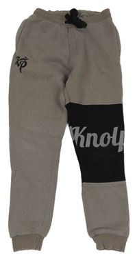 Hnědošedo-černé tepláky s nápisem 