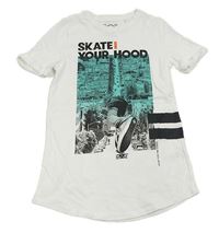Bílé tričko se skateboardistou a domy C&A
