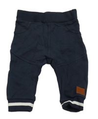 Tmavomodré tepláky s nášivkou Dirkje