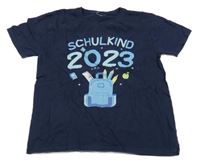 Tmavomodré tričko s nápisem 