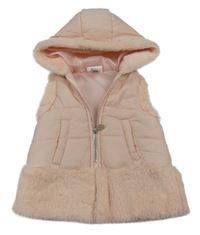 Světlerůžová šusťáková zateplená vesta s kožešinou na kapuci