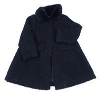 Tmavomodrý huňatý podšitý kabát s kožešinovým límečkem mayoral