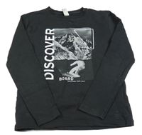 Černé mikinotriko s horami a snowboardistou a nápisy YIGGA