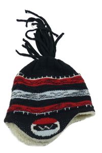 Tmavomodro-červeno-světlemodrá pruhovaná čepice s třásněmi 