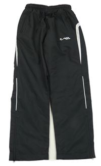 Černo-bílé šusťákové sportovní kalhoty s výšivkou