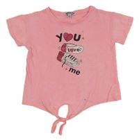 Korálové tričko s botami a nápisy a uzlem