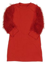 Červené žebrované šaty s chlupatými třpytivými rukávy