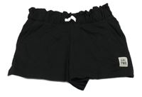 Černé teplákové kraťasy s nášivkou Page one young