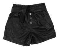 Černé koženkové kraťasy s páskem River Island