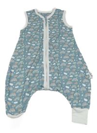 Modrý spací pytel s duhami a mráčky