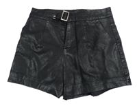 Černé koženkové kraťasy se sponou 