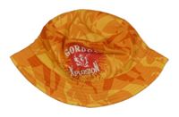 Oranžovo-červený vzorovaný klobouk s nápisem 