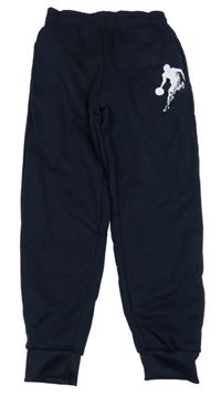 Tmavomodré teplé tepláky s basketbalistou