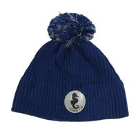 Tmavomodrá čepice s nášivkou a bambulí 