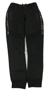 Černé sportovní thermo tepláky s nápisem Chapter young