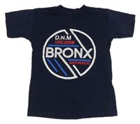 Tmavomodré tričko s nápisem