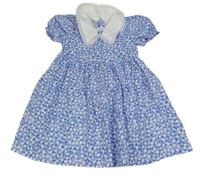 SVětlemodro-tmavomodro-bílé květované šaty s bílým krajkovým límečkem