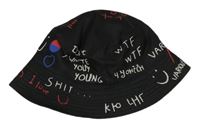 Černý klobouk s barevnými nápisy