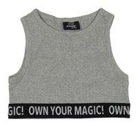 Šedý žebrovaný crop top s nápisy na lemu Page one young