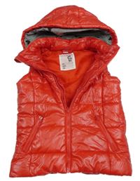 Červená šusťáková prošívaná zateplená vesta s kapucí Dopodopo
