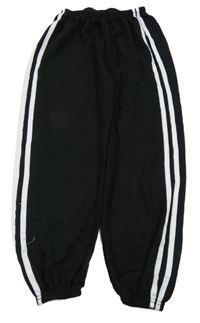 Černé slabé tepláky s bílými pruhy 