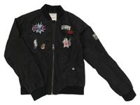 Černý šusťákový zateplený bomber s nášivkami