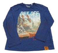 Tmavomodré triko s botami a nápisy C&A