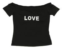 Černé tričko s nápisem a holými rameny 