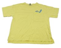 Žluté tričko se skateboardem 