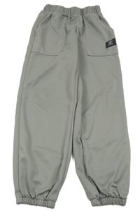 Šedé sportovní kalhoty s nášivkou SHEIN