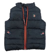 Černá prošívaná šusťáková zateplená vesta s nášivkou Next