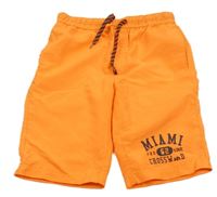 Křiklavě oranžové plážové kraťasy s nápisy a číslem Chapter young