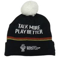 Černo-bílo-barevná čepice s nápisem a bambulí 