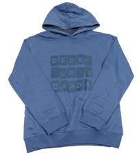 Modrá mikina s nápisem a kapucí 