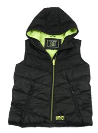 Černá prošívaná šusťáková zateplená vesta s nápisy a nášivkou a kapucí C&A