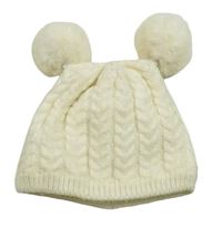 Smetanová pletená čepice s bambulemi Nutmeg