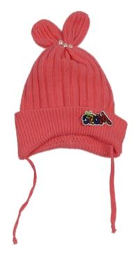 Korálová pletená čepice s nášivkou 