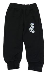 Černé tepláky s nápisem 