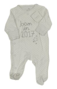 Nové - bílý vzorovaný overal s nápisem Next