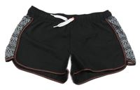 Černé sportovní kraťasy se vzorem na boku Yigga