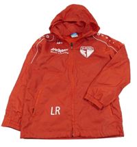 Červená šusťáková sportovní bunda s erbem a ukrývací kapucí JAKO