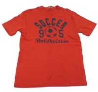 Červené tričko s míčem a číslem a nápisy Benetton