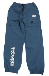 Tmavomodré lehké kalhoty s nápisem 