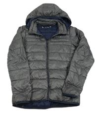 Šedo-tmavomodrá vzorovaná prošívaná šusťáková zateplená bunda s odepínací kapucí 