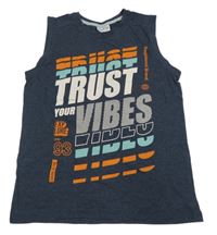 Tmavomodré tílko s nápisem Infinity 