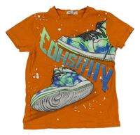 Oranžové tričko s botami 