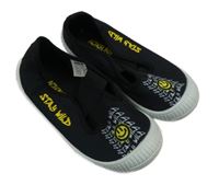 Černo-bílé bačkory se smajlíkem a nápisem ACTION BOY vel. 28