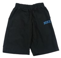 Černé šusťákové kraťasy s nápisem Nike